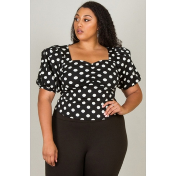 Tops - 1x Square neck puffed short sleeved polkadot top